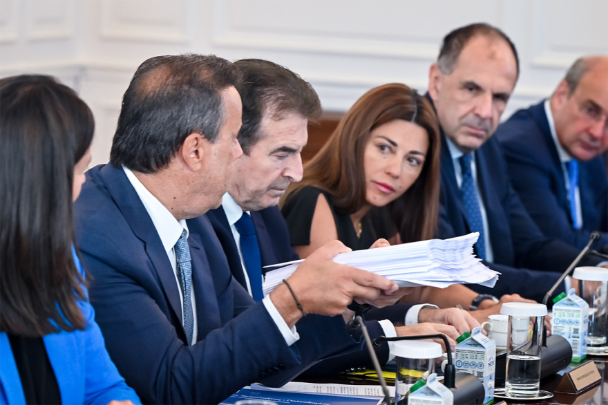 Φωτογραφίες από το πρώτο υπουργικό συμβούλιο μετά τις διακοπές: Πηγαδάκια, χαμόγελα και μπλε φάκελοι