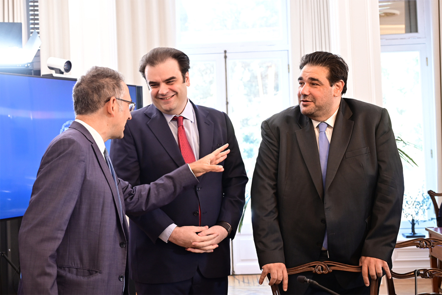 Φωτογραφίες από το πρώτο υπουργικό συμβούλιο μετά τις διακοπές: Πηγαδάκια, χαμόγελα και μπλε φάκελοι