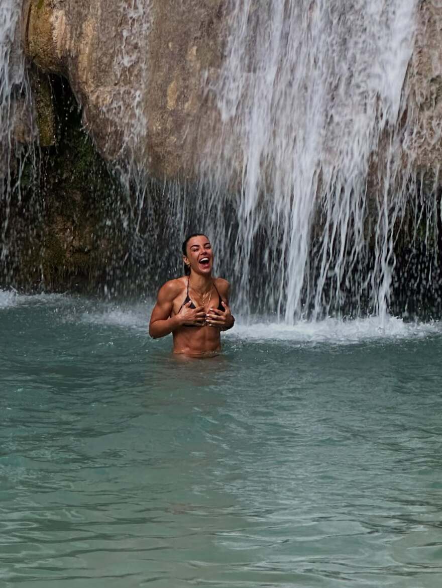 Η Ειρήνη Παπαδοπούλου φωτογραφίζεται με μαύρο μπικίνι στους Καταρράκτες Νέδας Η Ειρήνη Παπαδοπούλου φωτογραφίζεται με μαύρο μπικίνι στους Καταρράκτες Νέδας