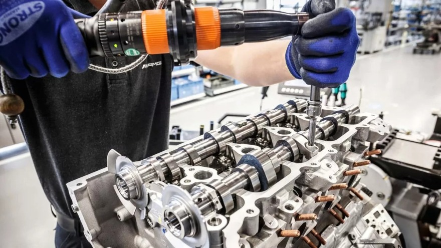 Η Mercedes-AMG εξελίσσει έναν νέο V8 κινητήρα
