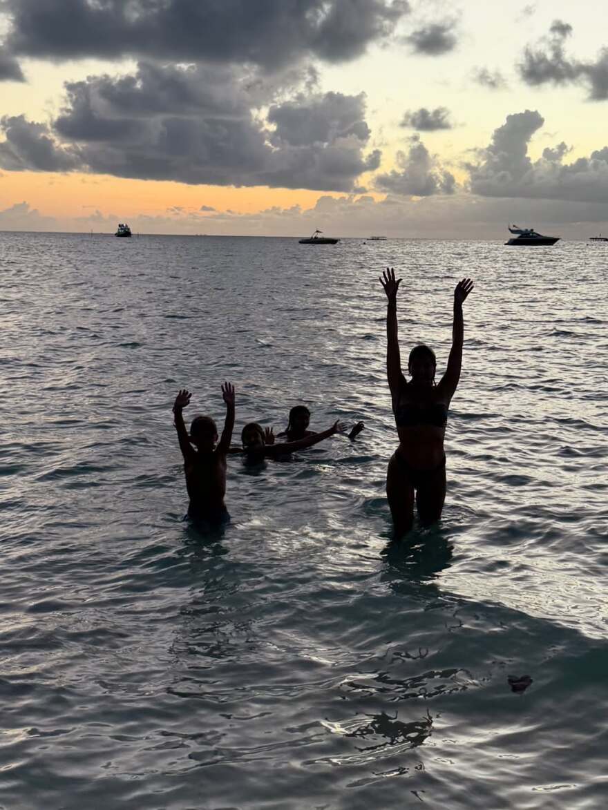 Λίγο πριν φύγει ο Αύγουστος, η Σταματίνα Τσιμτσιλή μοιράζεται μερικές όμορφες στιγμές του