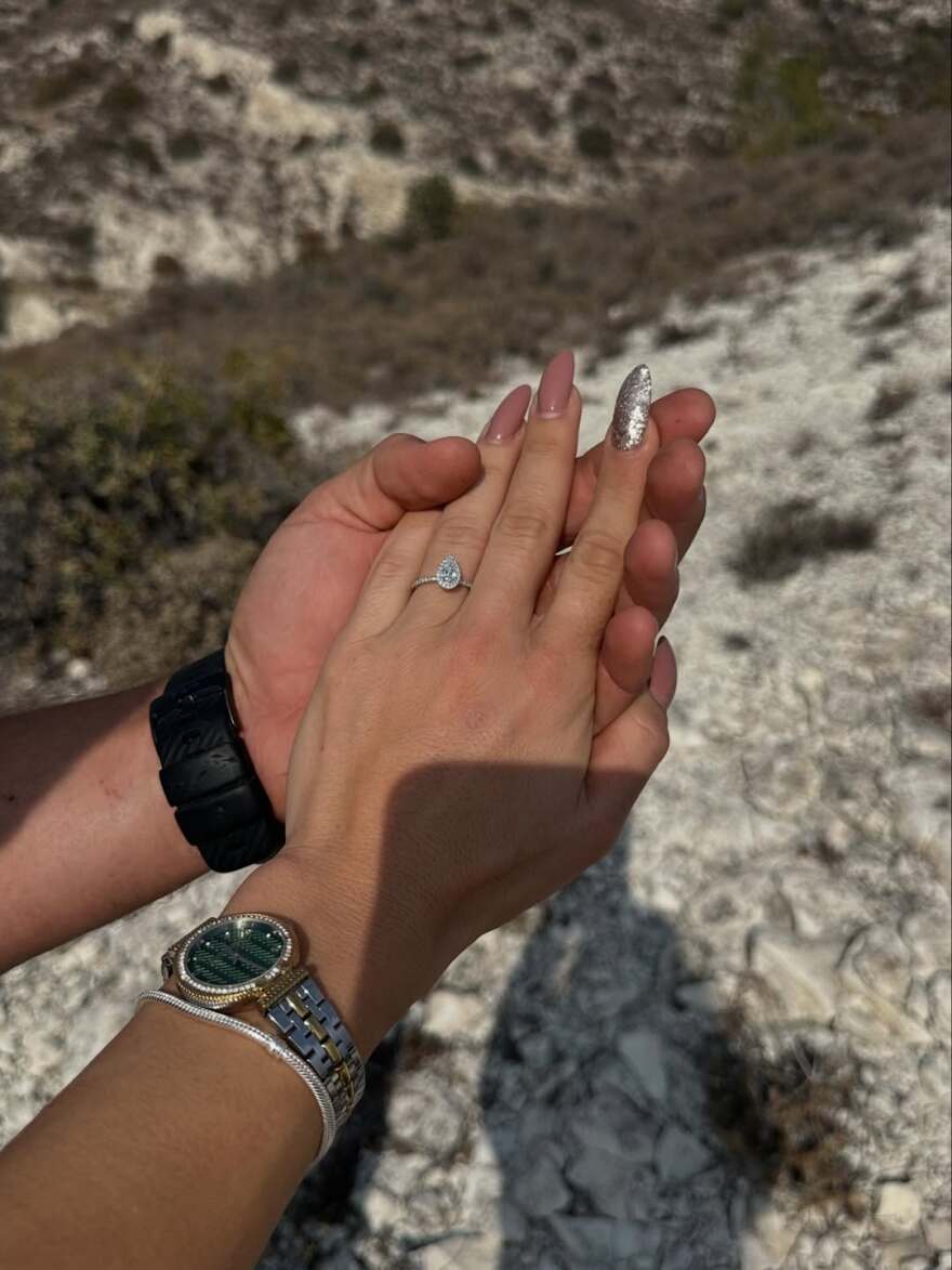 Στέφανος Μιχαήλ - Νάταλι Κάτερ: Οι φωτογραφίες με το μονόπετρο λίγο πριν τον γάμο τους
