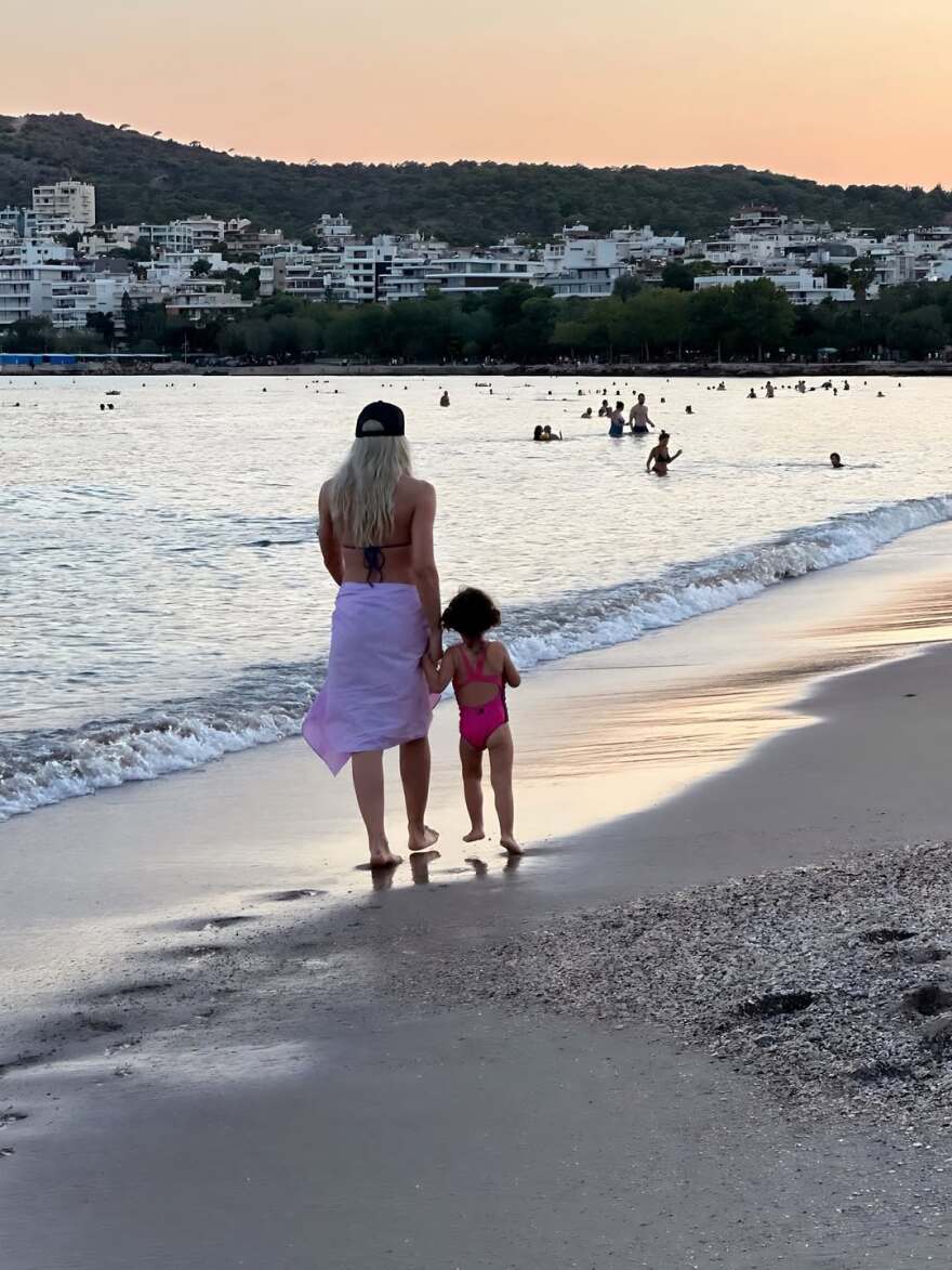Η Ιωάννα Μαλέσκου δημοσίευσε φωτογραφίες με την κόρη της στη θάλασσα