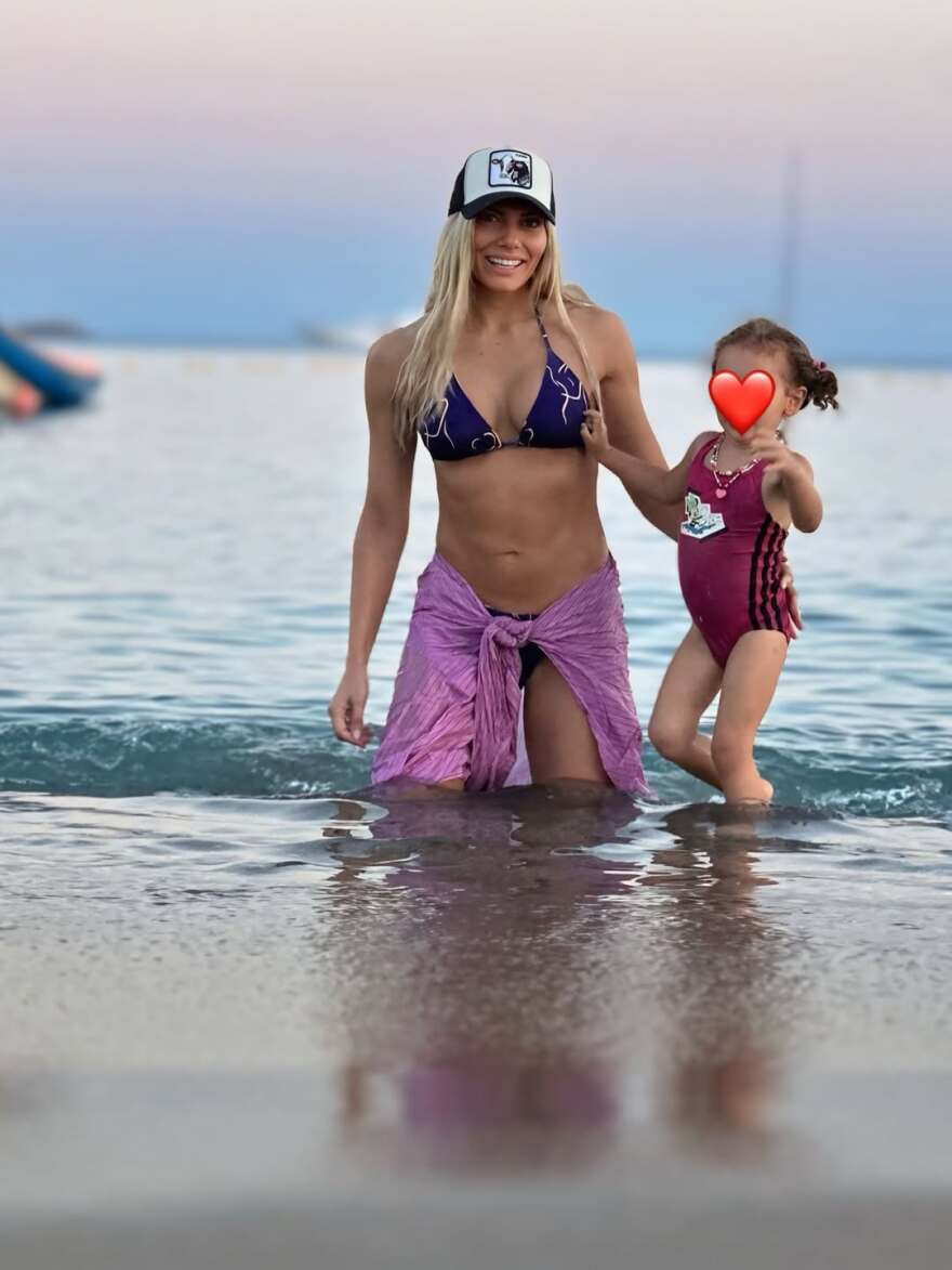 Η Ιωάννα Μαλέσκου δημοσίευσε φωτογραφίες με την κόρη της στη θάλασσα