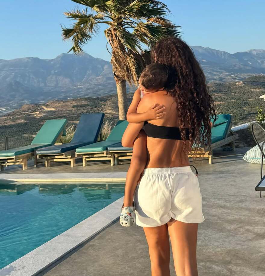  Η Ελένη Φουρέιρα αποχαιρετά το καλοκαίρι αγκαλιά με τον γιο της - Τα στιγμιότυπα που μοιράστηκε