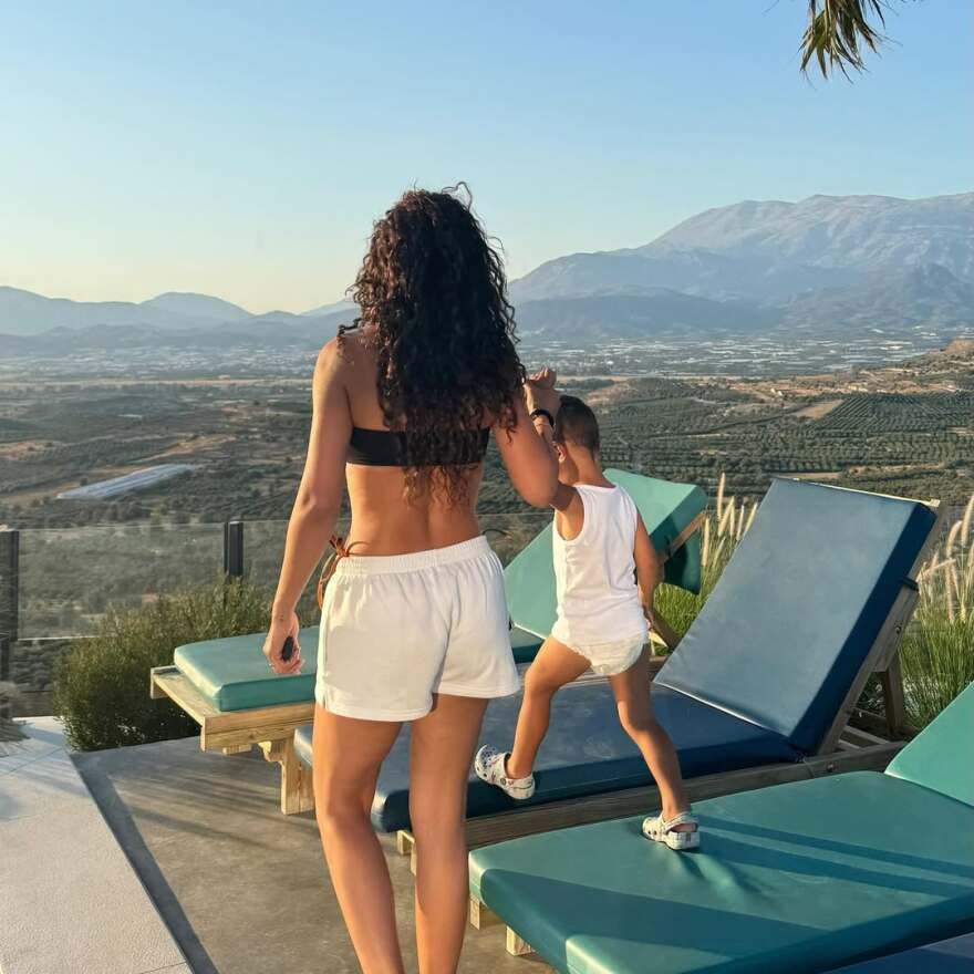  Η Ελένη Φουρέιρα αποχαιρετά το καλοκαίρι αγκαλιά με τον γιο της - Τα στιγμιότυπα που μοιράστηκε