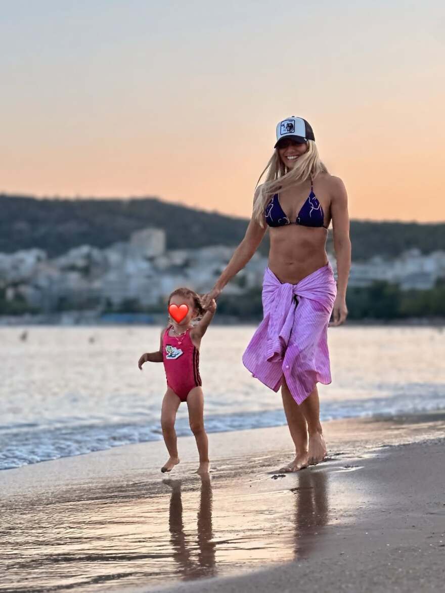 Η Ιωάννα Μαλέσκου δημοσίευσε φωτογραφίες με την κόρη της στη θάλασσα
