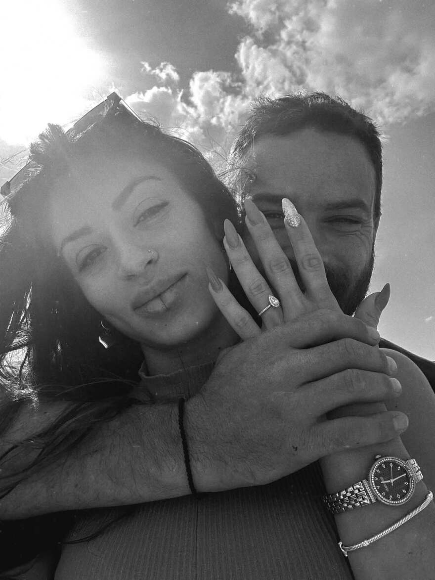 Στέφανος Μιχαήλ - Νάταλι Κάτερ: Οι φωτογραφίες με το μονόπετρο λίγο πριν τον γάμο τους
