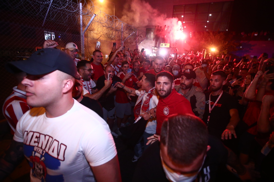 Υπέγραψε ο Ποντένσε το νέο του συμβόλαιο με τον Ολυμπιακό - Χαμός στο αεροδρόμιο κατά την άφιξή του, δείτε βίντεο