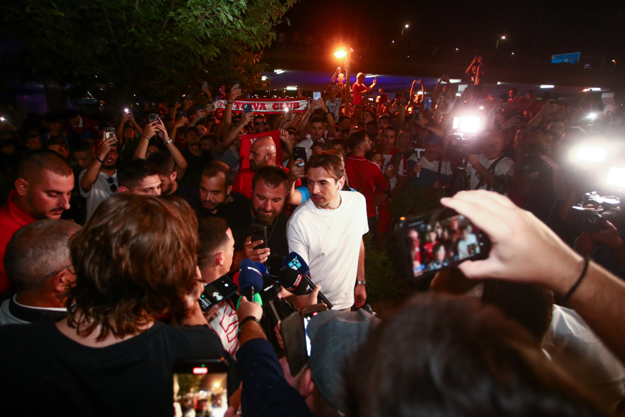 Υπέγραψε ο Ποντένσε το νέο του συμβόλαιο με τον Ολυμπιακό - Χαμός στο αεροδρόμιο κατά την άφιξή του, δείτε βίντεο