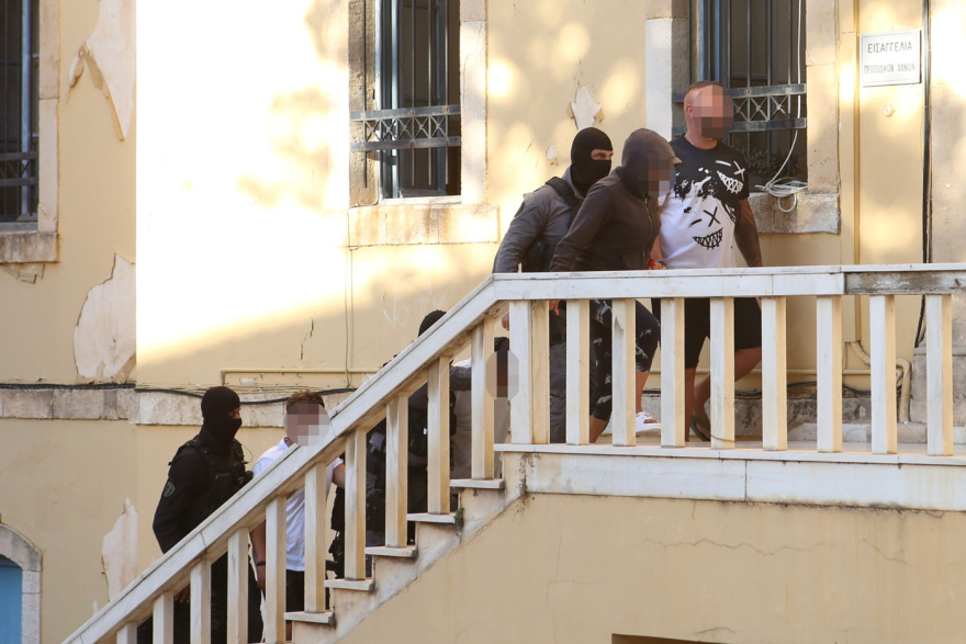 Πήραν 48ωρη προθεσμία οι συλληφθέντες για την εγκληματική οργάνωση στην Κρήτη: Με ύβρεις και ειρωνείες πήγαν στον εισαγγελέα - Δείτε βίντεο