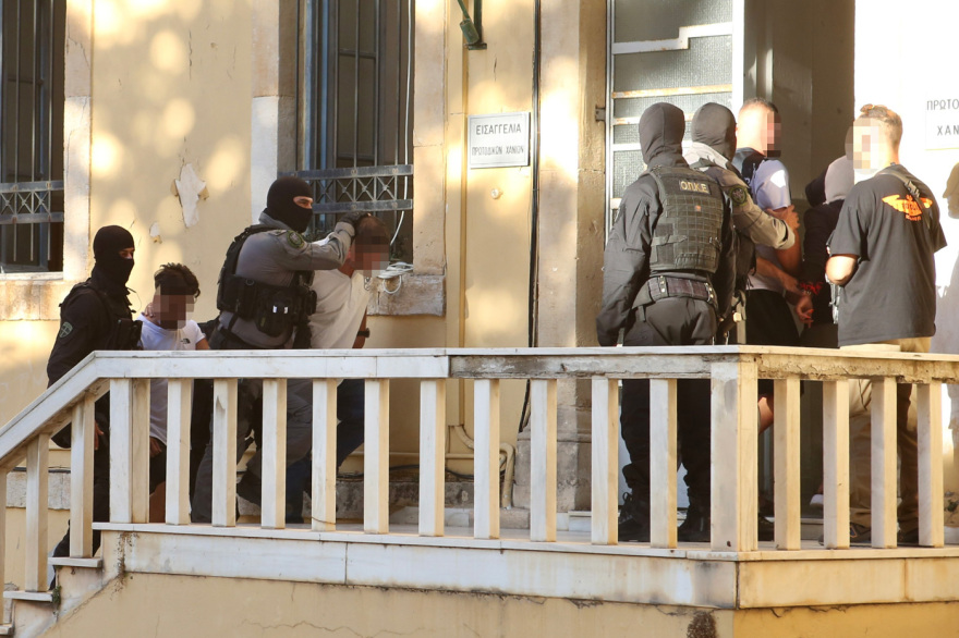 Πήραν 48ωρη προθεσμία οι συλληφθέντες για την εγκληματική οργάνωση στην Κρήτη: Με ύβρεις και ειρωνείες πήγαν στον εισαγγελέα - Δείτε βίντεο