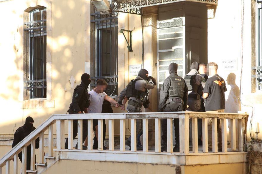 Πήραν 48ωρη προθεσμία οι συλληφθέντες για την εγκληματική οργάνωση στην Κρήτη: Με ύβρεις και ειρωνείες πήγαν στον εισαγγελέα - Δείτε βίντεο