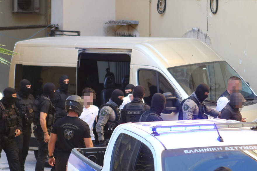 Πήραν 48ωρη προθεσμία οι συλληφθέντες για την εγκληματική οργάνωση στην Κρήτη: Με ύβρεις και ειρωνείες πήγαν στον εισαγγελέα - Δείτε βίντεο