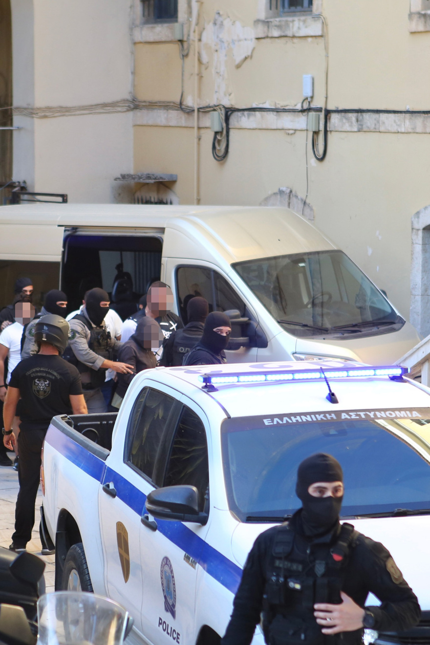 Πήραν 48ωρη προθεσμία οι συλληφθέντες για την εγκληματική οργάνωση στην Κρήτη: Με ύβρεις και ειρωνείες πήγαν στον εισαγγελέα - Δείτε βίντεο