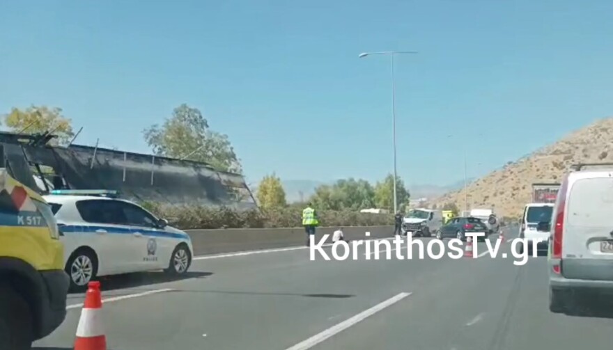 Σύγκρουση δύο φορτηγών στην Αττική Οδό - Μεγάλο μποτιλιάρισμα στο ύψος των Άνω Λιοσίων