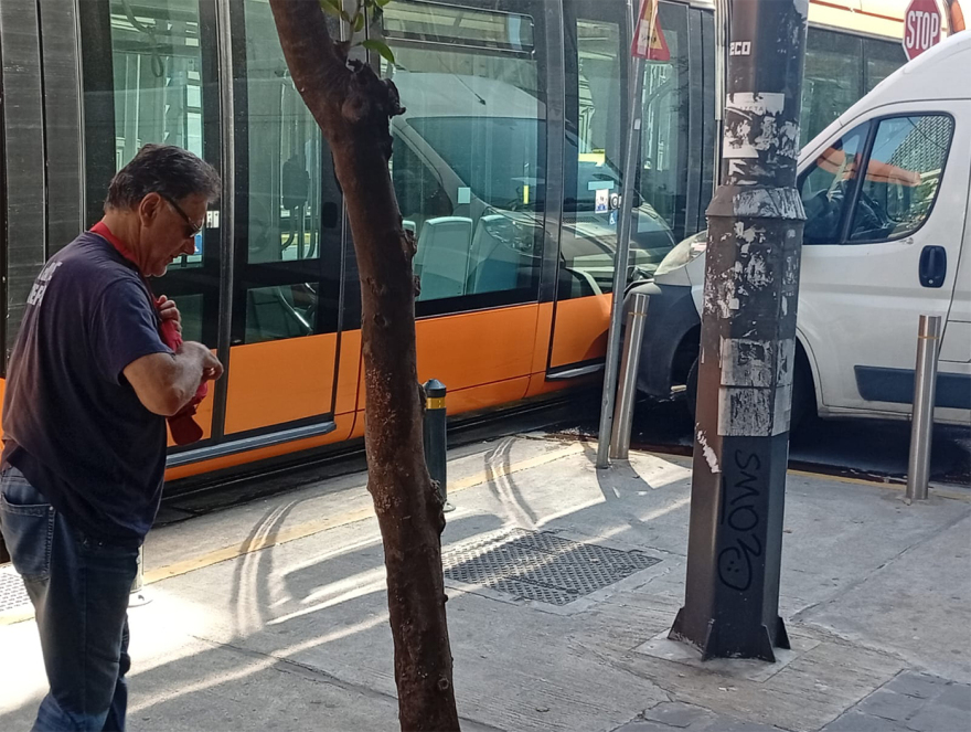 Τραμ συγκρούστηκε με βαν στον Πειραιά, δείτε φωτογραφίες και βίντεο από το τροχαίο ατύχημα