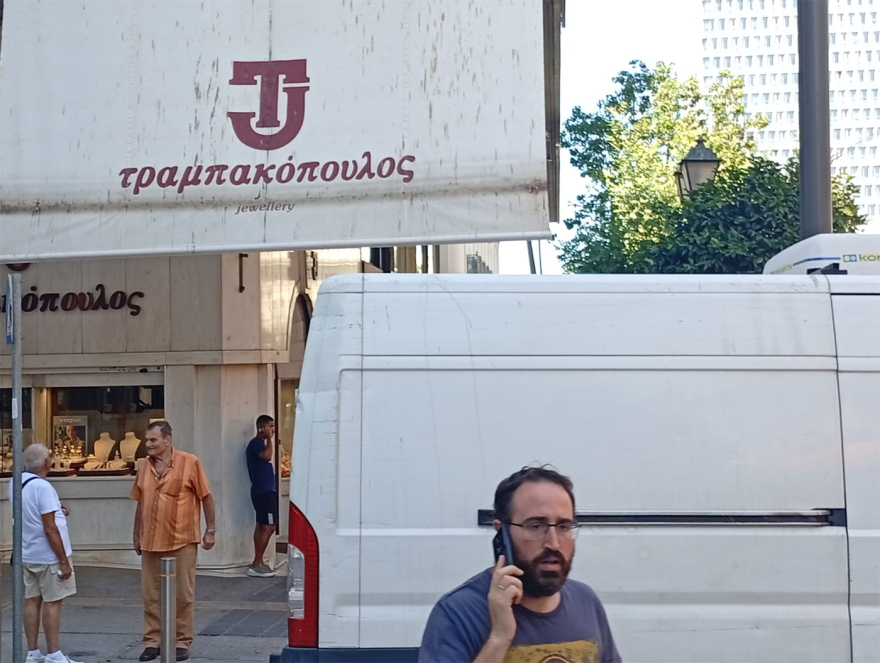 Τραμ συγκρούστηκε με βαν στον Πειραιά, δείτε φωτογραφίες και βίντεο από το τροχαίο ατύχημα