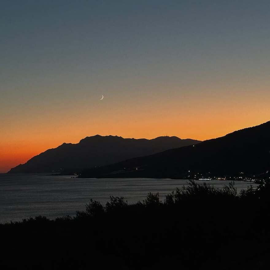 Η Νεφέλη Φασούλη ποζάρει με ολόσωμο μαγιό στη θάλασσα - Δείτε τη φωτογραφία
