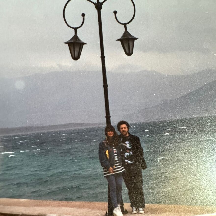 Xριστίνα Μαραγκόζη για τα 11 χρόνια από τον θάνατο του Αντώνη Βαρδή: «Οι αναμνήσεις ξεθωριάζουν, τα συναισθήματα πάντα ίδια»