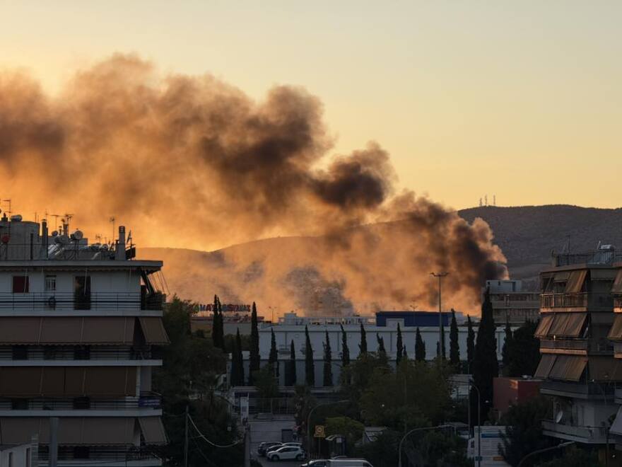 Φωτιά τώρα σε επιχείρηση στο Περιστέρι