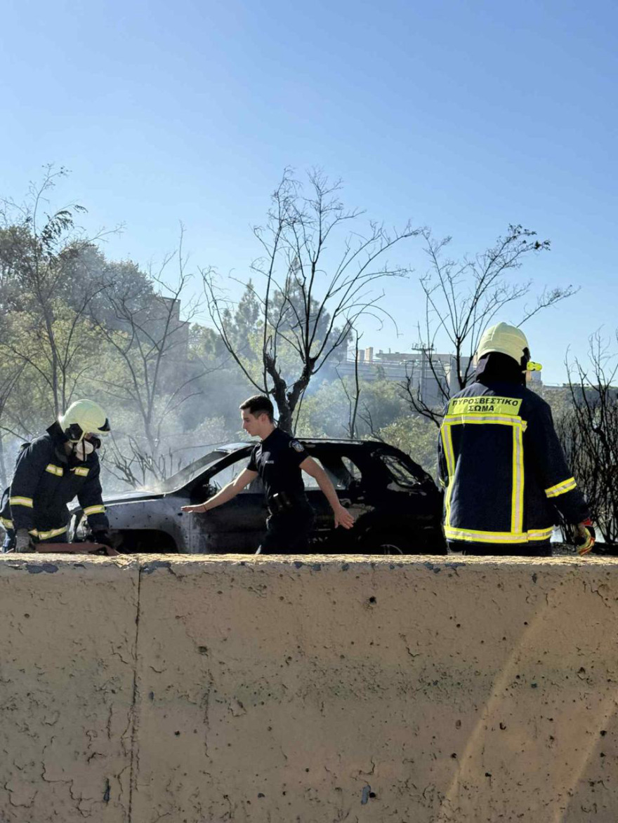 Φωτιά σε ΙΧ στη Λεωφόρο Κηφισίας στο ύψος του Χαλανδρίου - Δείτε βίντεο
