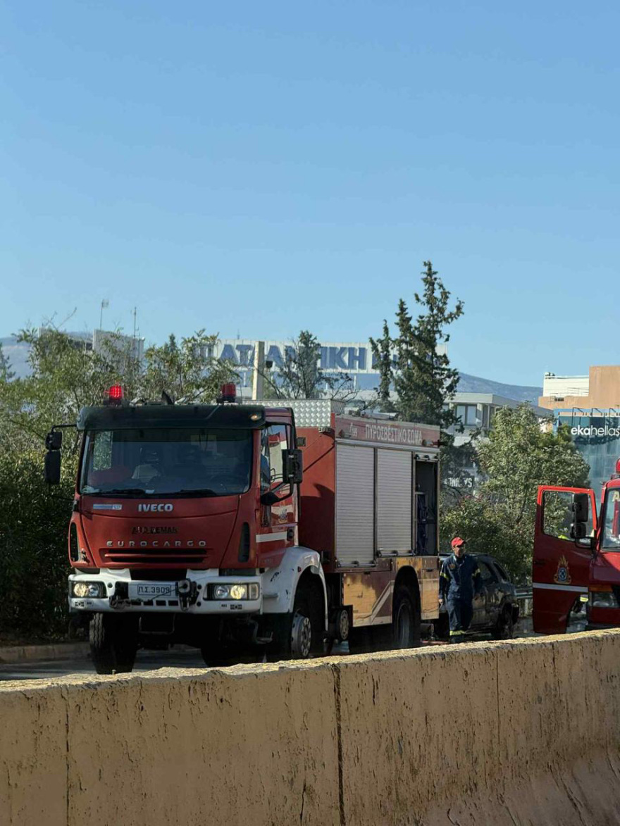 Φωτιά σε ΙΧ στη Λεωφόρο Κηφισίας στο ύψος του Χαλανδρίου - Δείτε βίντεο