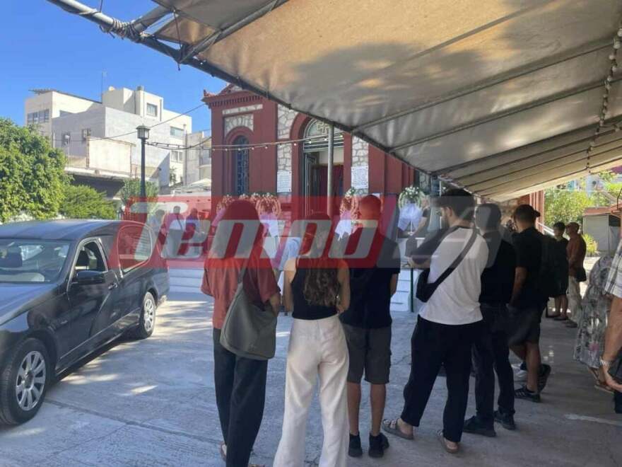 Θλίψη στην κηδεία της 86χρονης που παρασύρθηκε από μηχανή στην Πάτρα - «Πού είναι η γιαγιά;» ρωτάει η 7χρονη που σώθηκε