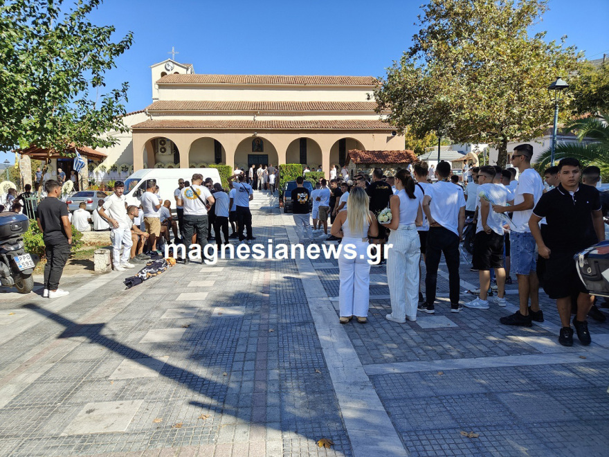 Οδύνη στην κηδεία του 17χρονου που πέθανε από εγκεφαλική αιμορραγία στον Βόλο - Φίλοι του έκαναν πορεία με μηχανάκια μέχρι την εκκλησία