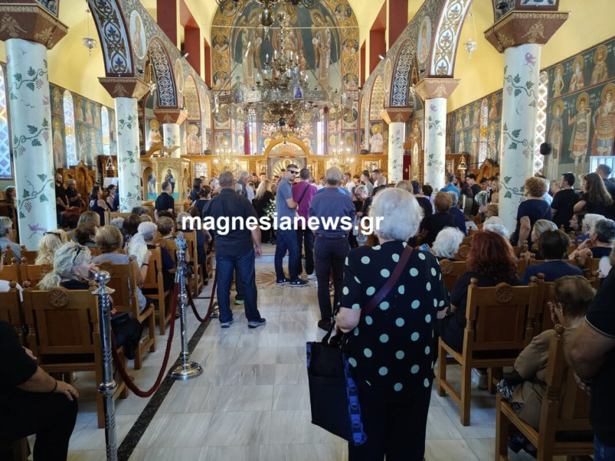 Οδύνη στην κηδεία του 17χρονου που πέθανε από εγκεφαλική αιμορραγία στον Βόλο - Φίλοι του έκαναν πορεία με μηχανάκια μέχρι την εκκλησία