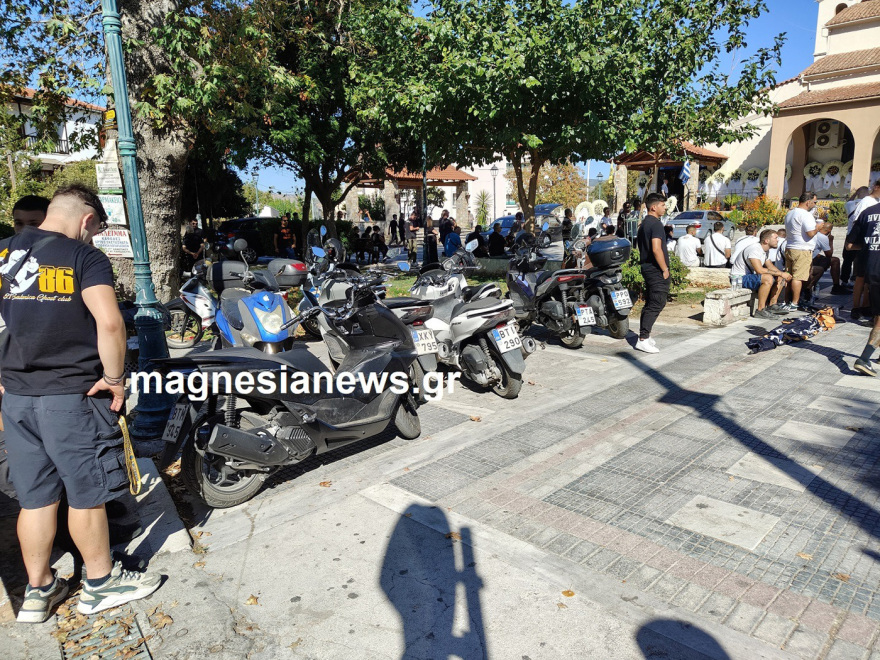 Οδύνη στην κηδεία του 17χρονου που πέθανε από εγκεφαλική αιμορραγία στον Βόλο - Φίλοι του έκαναν πορεία με μηχανάκια μέχρι την εκκλησία