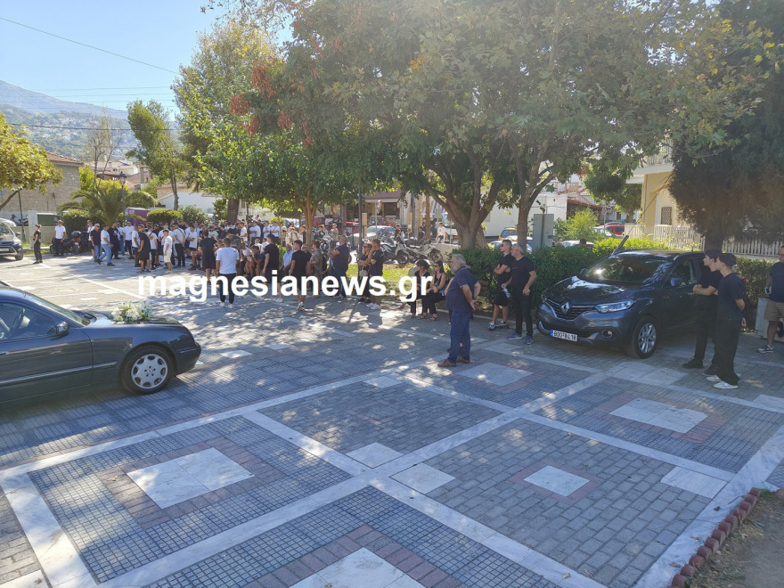 Οδύνη στην κηδεία του 17χρονου που πέθανε από εγκεφαλική αιμορραγία στον Βόλο - Φίλοι του έκαναν πορεία με μηχανάκια μέχρι την εκκλησία