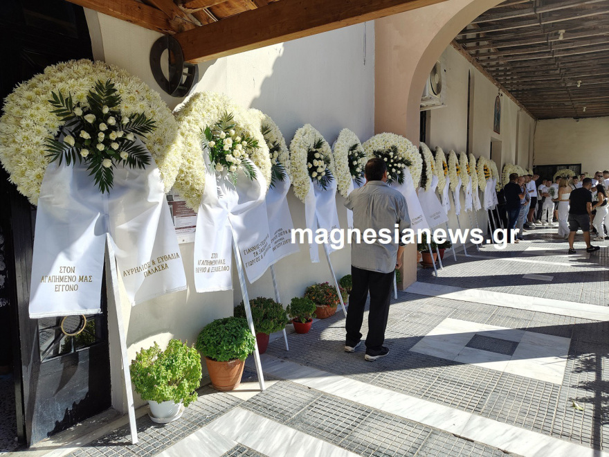 Οδύνη στην κηδεία του 17χρονου που πέθανε από εγκεφαλική αιμορραγία στον Βόλο - Φίλοι του έκαναν πορεία με μηχανάκια μέχρι την εκκλησία