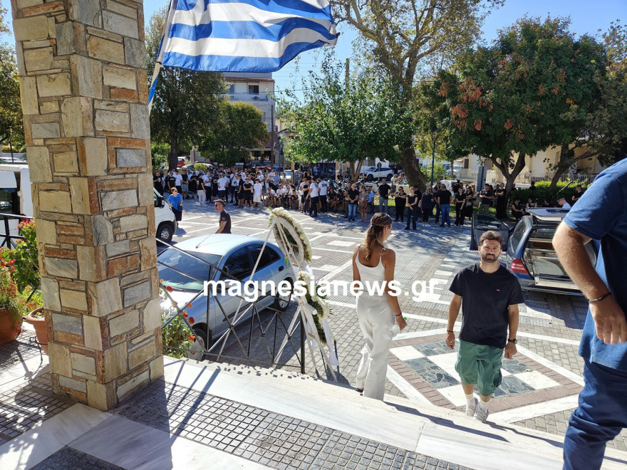 Οδύνη στην κηδεία του 17χρονου που πέθανε από εγκεφαλική αιμορραγία στον Βόλο - Φίλοι του έκαναν πορεία με μηχανάκια μέχρι την εκκλησία
