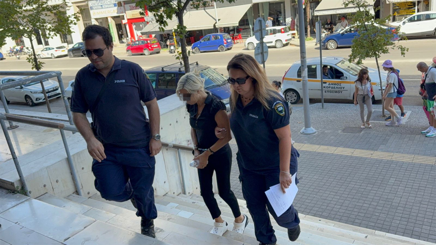 Θεσσαλονίκη: Έφτασε στα δικαστήρια η 45χρονη οδηγός της Porsche