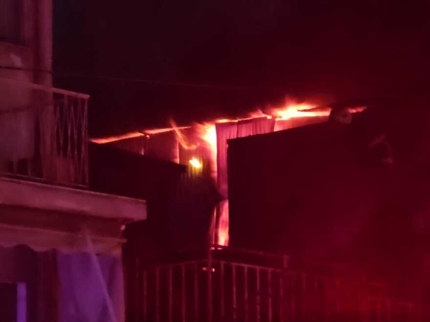 Φωτιά τώρα σε επιχείρηση στο Περιστέρι - Δείτε βίντεο και φωτογραφίες