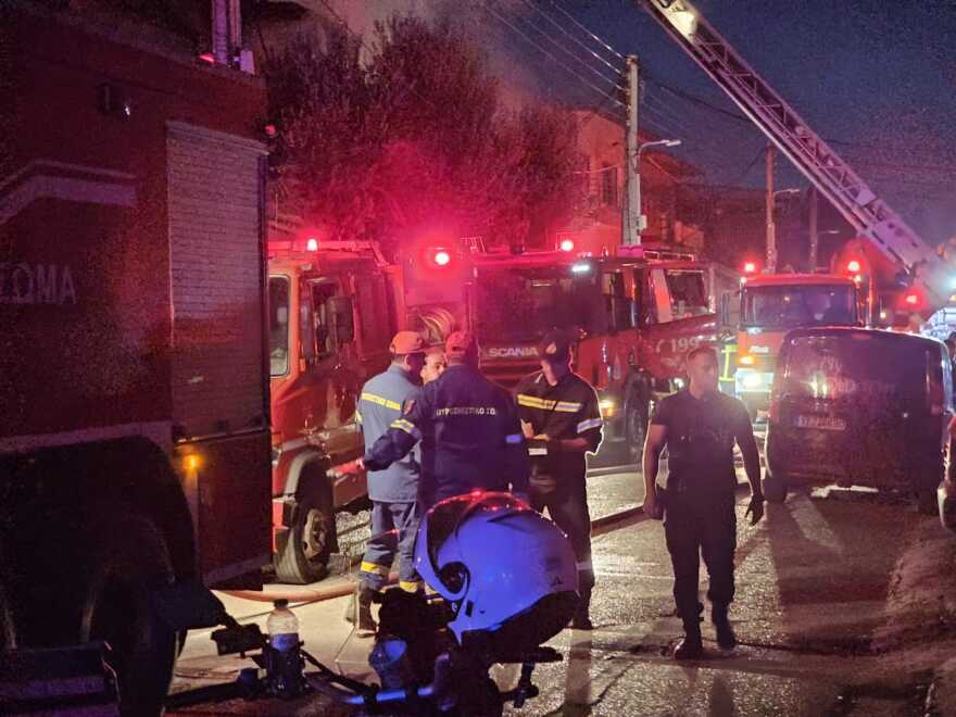 Φωτιά τώρα σε επιχείρηση στο Περιστέρι - Δείτε βίντεο και φωτογραφίες