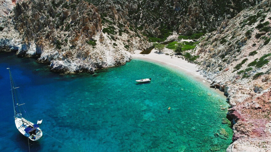 Πολύαιγος: Ούτε άδεια για επισκευή παλιών κτιρίων λέει η Αρχαιολογική Υπηρεσία