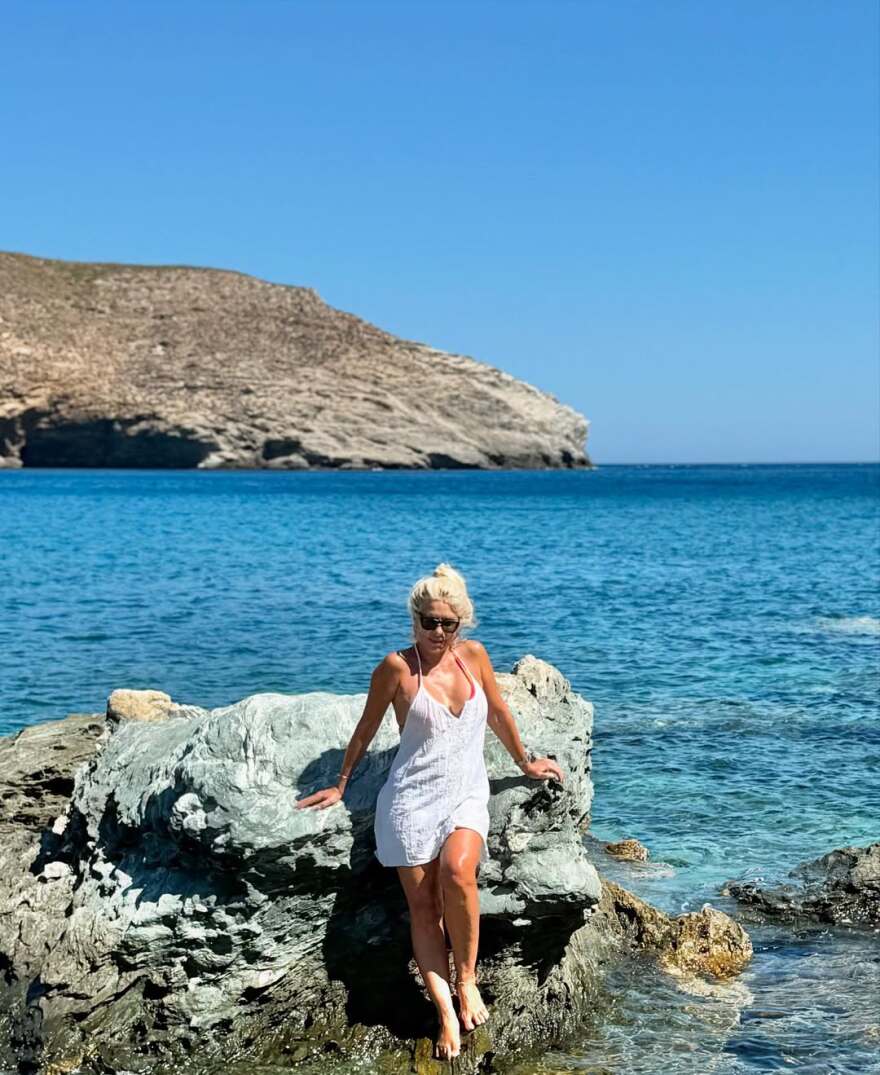 Ελένη Μενεγάκη: Οι διακοπές στην Άνδρο, οι πόζες στην παραλία και τα φιλιά στον Ματέο Παντζόπουλο Ελένη Μενεγάκη: Οι διακοπές στην Άνδρο, οι πόζες στην παραλία και τα φιλιά στον Ματέο Παντζόπουλο