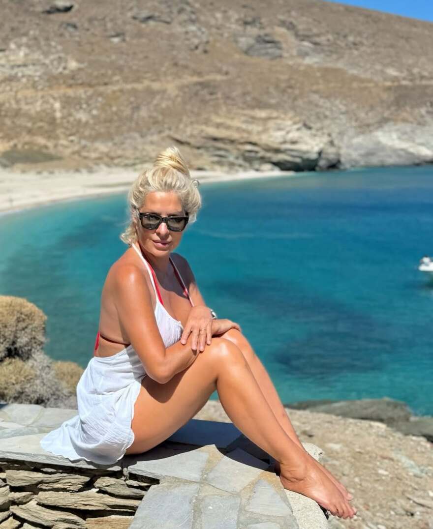 Ελένη Μενεγάκη: Οι διακοπές στην Άνδρο, οι πόζες στην παραλία και τα φιλιά στον Ματέο Παντζόπουλο Ελένη Μενεγάκη: Οι διακοπές στην Άνδρο, οι πόζες στην παραλία και τα φιλιά στον Ματέο Παντζόπουλο