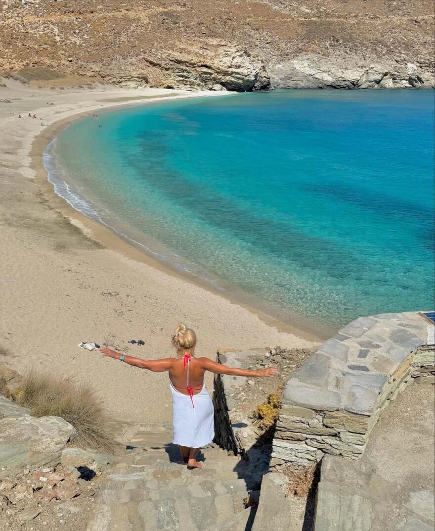 Ελένη Μενεγάκη: Οι διακοπές στην Άνδρο, οι πόζες στην παραλία και τα φιλιά στον Ματέο Παντζόπουλο Ελένη Μενεγάκη: Οι διακοπές στην Άνδρο, οι πόζες στην παραλία και τα φιλιά στον Ματέο Παντζόπουλο
