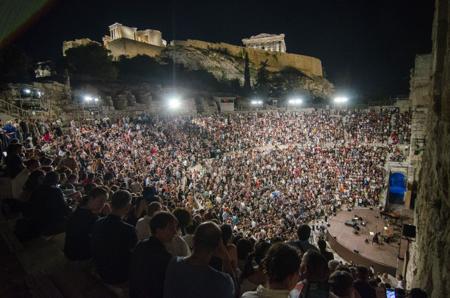 Μάνος Χατζηδάκις: Πλήθος κόσμου συγκεντρώθηκε στο Ηρώδειο για το αφιέρωμα στον συνθέτη - Δείτε φωτογραφίες