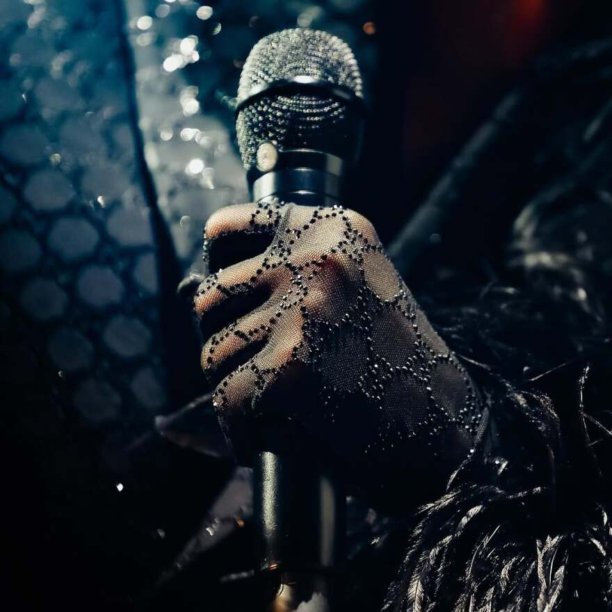 Η Dua Lipa πόζαρε με χρυσό κορμάκι και διχτυωτό καλσόν - Δείτε φωτογραφίες