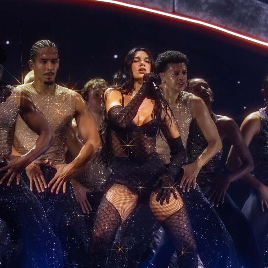 Η Dua Lipa πόζαρε με χρυσό κορμάκι και διχτυωτό καλσόν - Δείτε φωτογραφίες