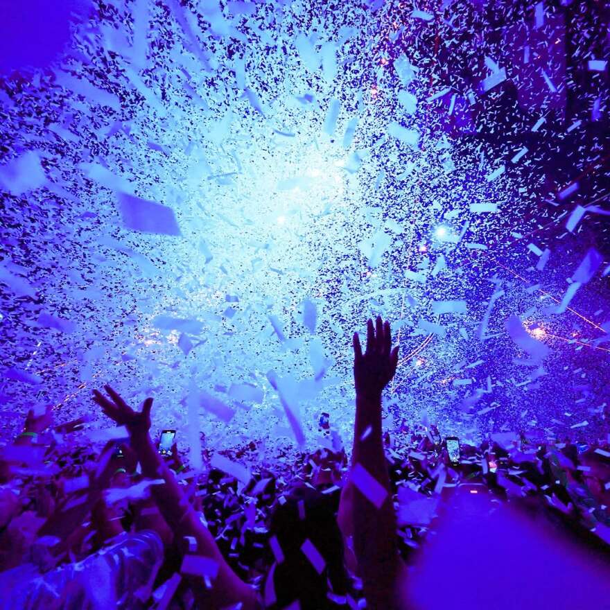 Η Dua Lipa πόζαρε με χρυσό κορμάκι και διχτυωτό καλσόν - Δείτε φωτογραφίες