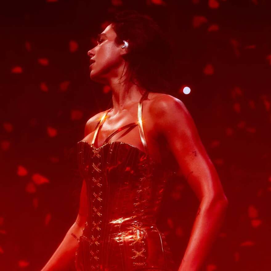 Η Dua Lipa πόζαρε με χρυσό κορμάκι και διχτυωτό καλσόν - Δείτε φωτογραφίες