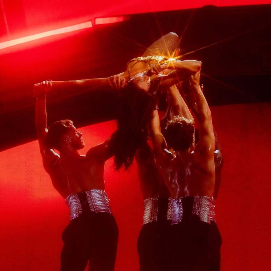 Η Dua Lipa πόζαρε με χρυσό κορμάκι και διχτυωτό καλσόν - Δείτε φωτογραφίες