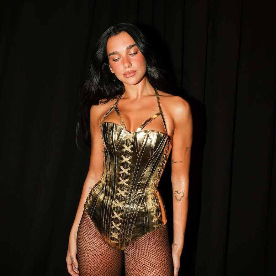 Η Dua Lipa πόζαρε με χρυσό κορμάκι και διχτυωτό καλσόν - Δείτε φωτογραφίες