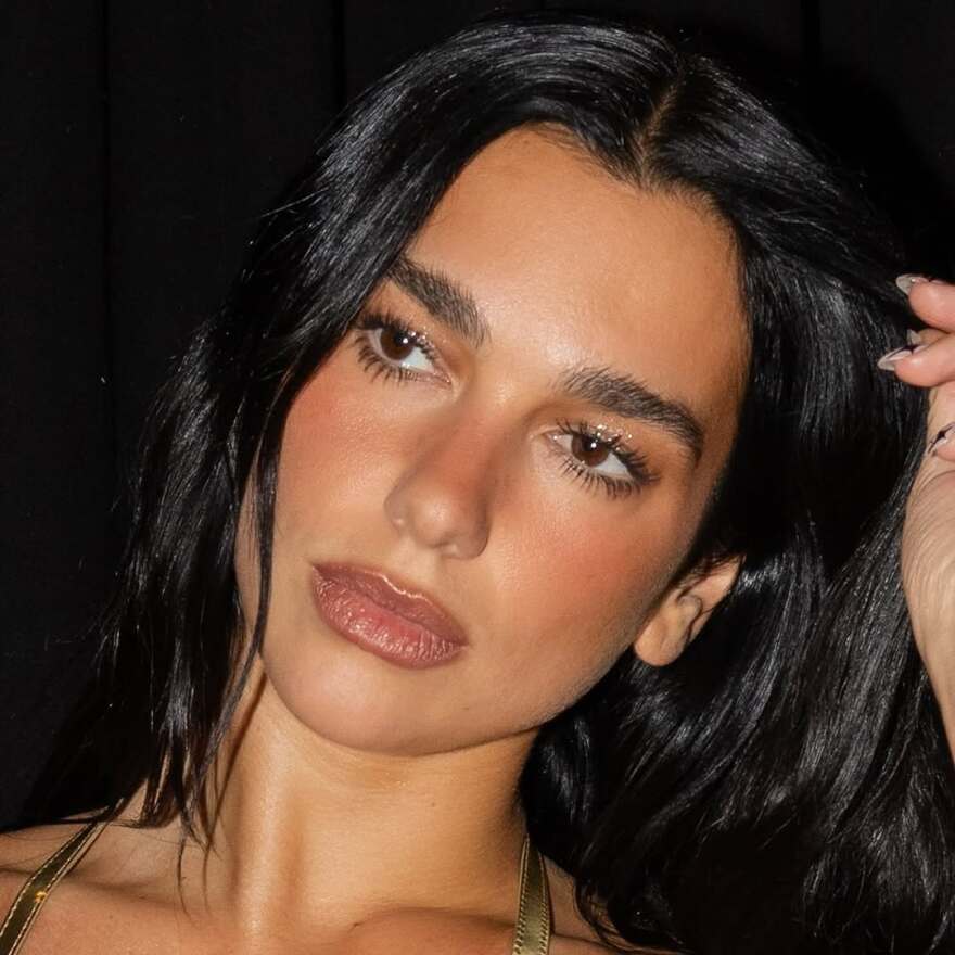 Η Dua Lipa πόζαρε με χρυσό κορμάκι και διχτυωτό καλσόν - Δείτε φωτογραφίες