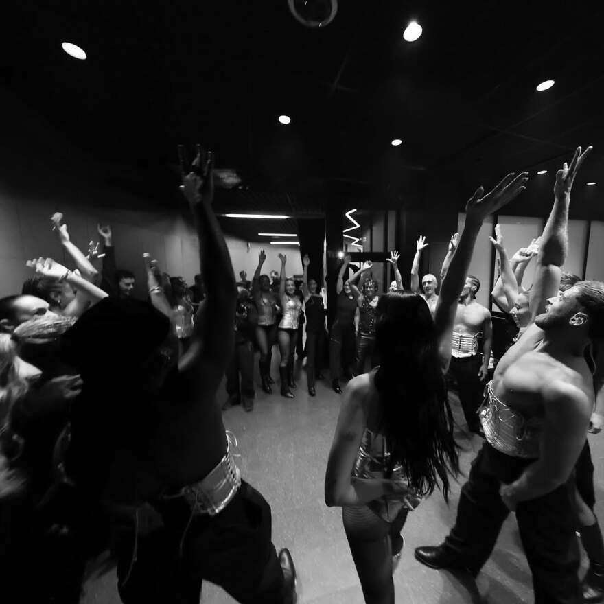 Η Dua Lipa πόζαρε με χρυσό κορμάκι και διχτυωτό καλσόν - Δείτε φωτογραφίες